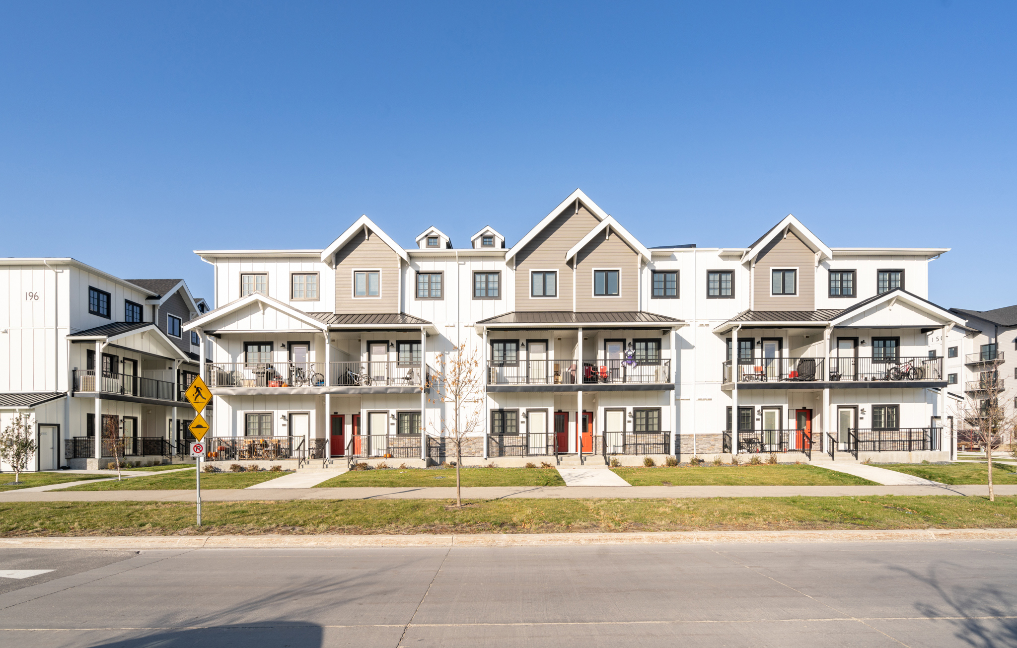 Shows the exterior of a block with 6 units.